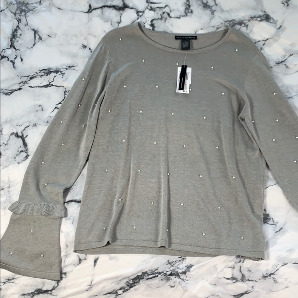 Grey top with Pearl accessories (NWT)